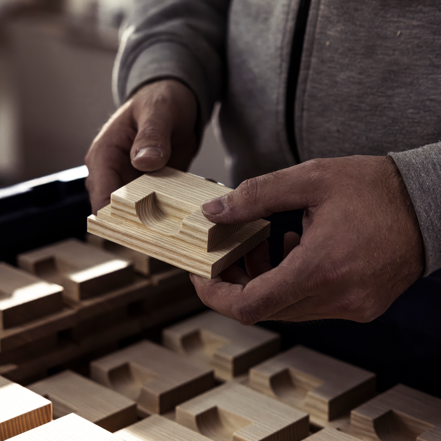 The HORL® Box is produced by us together with our partners in the Black Forest. From its two black coats of paint and the solid ash wood, sanding of the box and lid to the laser engraving of the HORL® logo, all the production is regional. That is how we guarantee the highest quality.