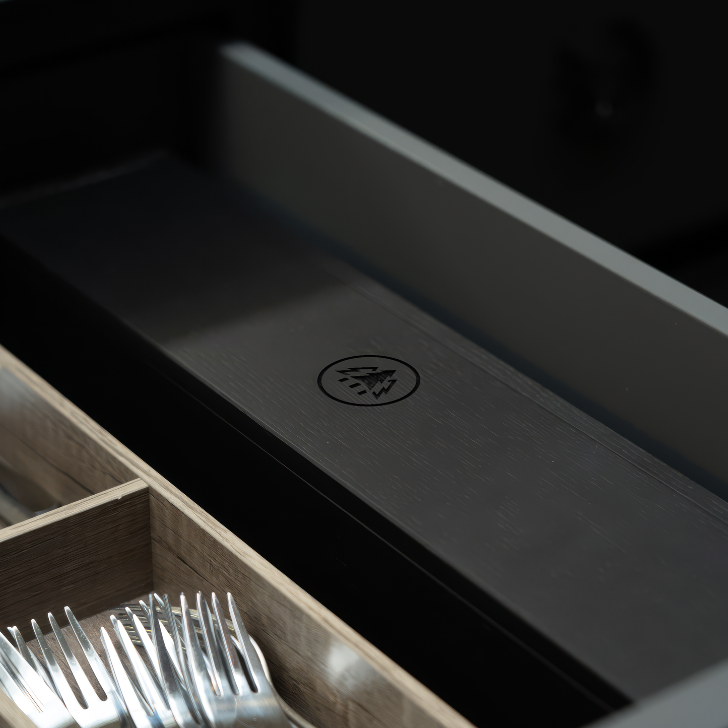 To make sure you always have everything you need for sharpening knives to hand in your kitchen, we have made it fit sizes adopted by Europe's leading kitchen manufacturers. The dimensions of the HORL® Box (40.5 cm x 9.2 cm x 6.9 cm) were chosen to fit inside every cutlery drawer so that it can be used perfectly as a drawer insert.
