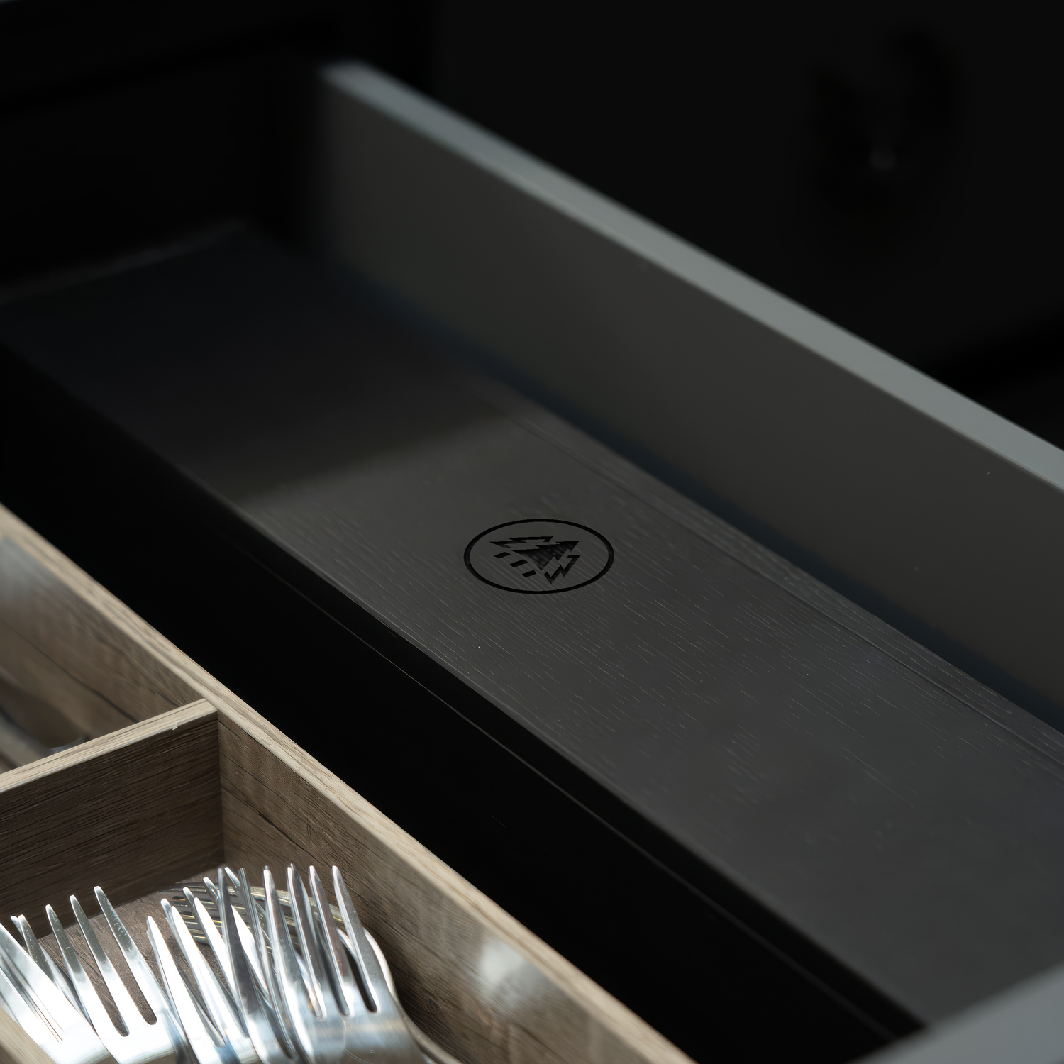 To make sure you always have everything you need for sharpening knives to hand in your kitchen, we have made it fit sizes adopted by Europe's leading kitchen manufacturers. The dimensions of the HORL® Box (40.5 cm x 9.2 cm x 6.9 cm) were chosen to fit inside every cutlery drawer so that it can be used perfectly as a drawer insert.