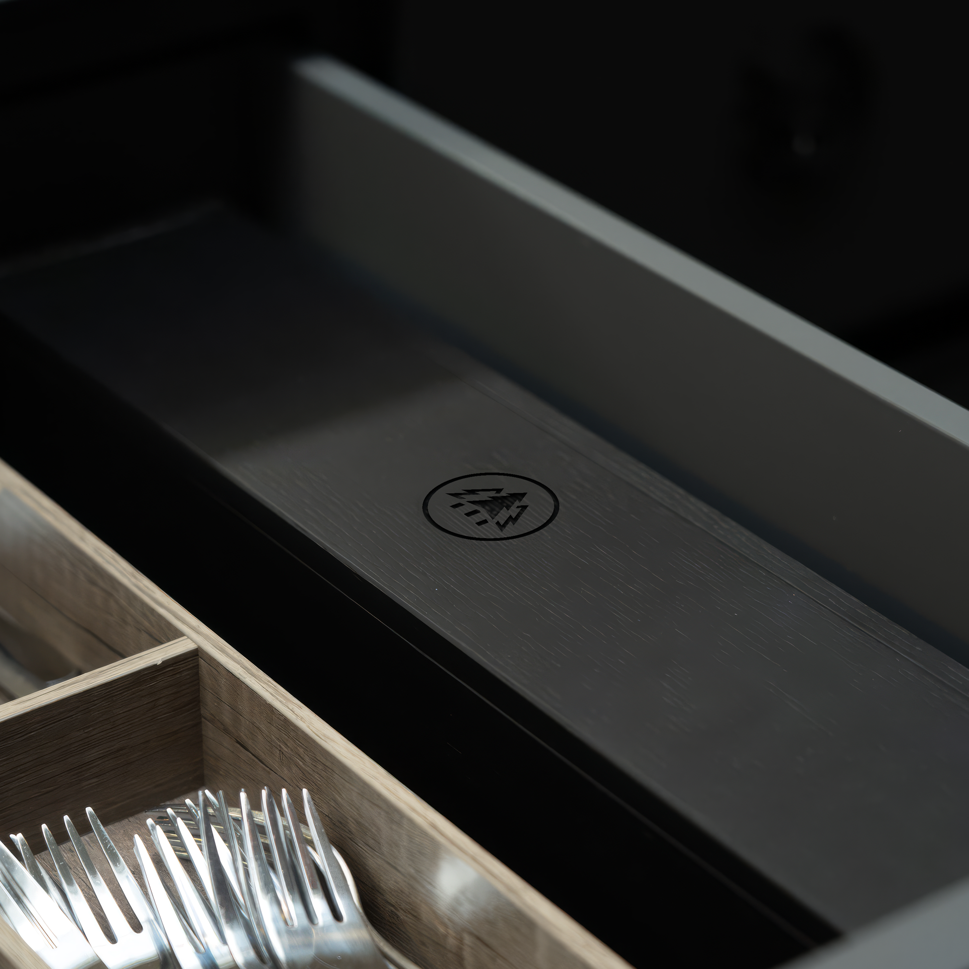 To make sure you always have everything you need for sharpening knives to hand in your kitchen, we have made it fit sizes adopted by Europe's leading kitchen manufacturers. The dimensions of the HORL® Box (40.5 cm x 9.2 cm x 6.9 cm) were chosen to fit inside every cutlery drawer so that it can be used perfectly as a drawer insert.