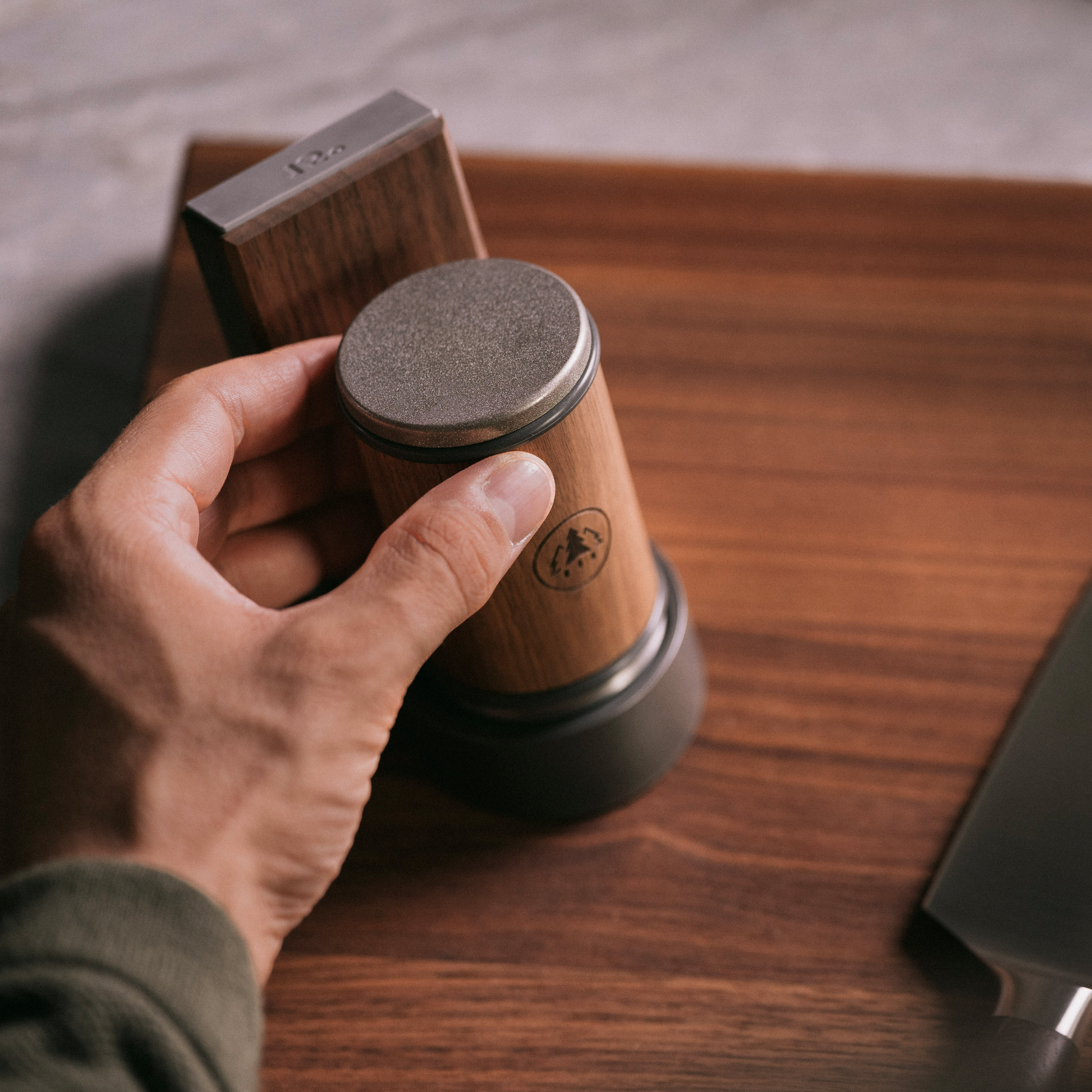 Thanks to its subtle shape and compact dimensions (10.4 x 6.9 x 2.6 cm) the HORL® Dock fits easily in any kitchen. You can place your sharpener centre stage and premium sharpness for your kitchen knives is only an arm’s length away.