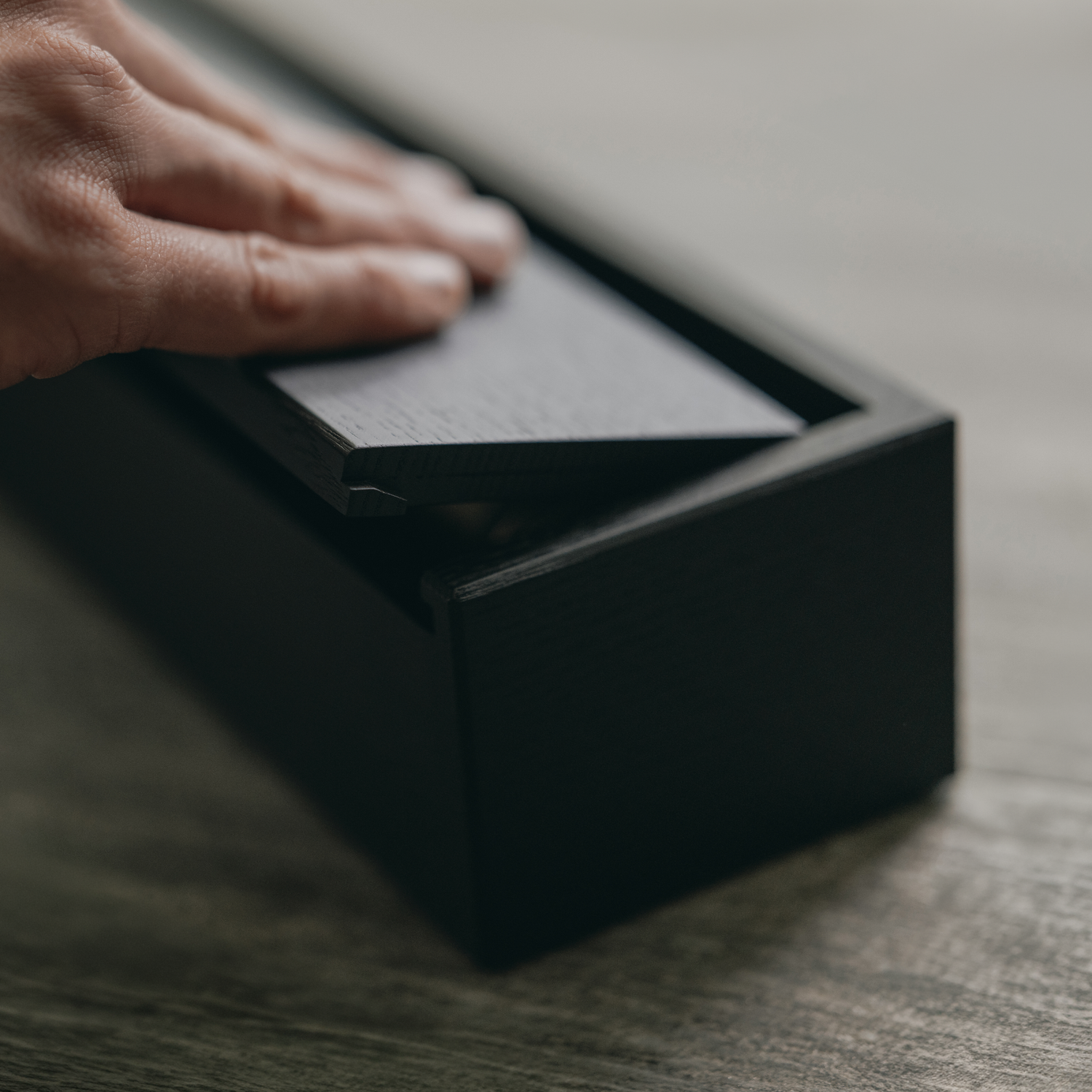 The box’s magnetic catch and double tongue and groove closure for the lid guarantee secure transportation and feel good every time you open the HORL® Box. One very useful feature is that the lid can be completely removed, quickly and easily.